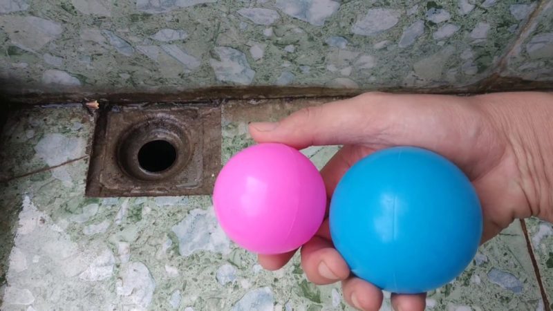 Bằng cách dùng 1 quả bóng có kích thước tương xứng để lấp kín miệng cống, mùi hôi sẽ nhanh chóng biến mất.
