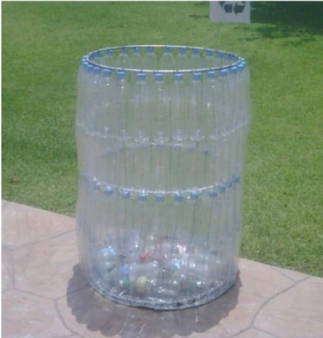 Dùng chai nhựa làm thùng đựng rác