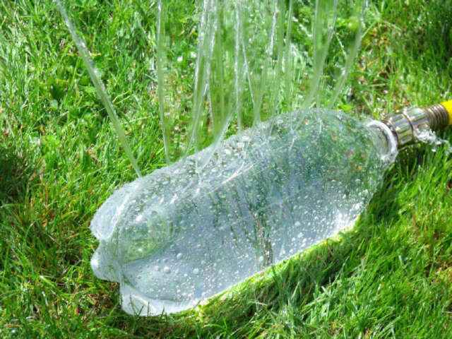 Đơn giản hơn, bạn kết nối miệng chai với một ống nước. Đụt lỗ để biến chai nhựa thành bình tưới nước tại chỗ.