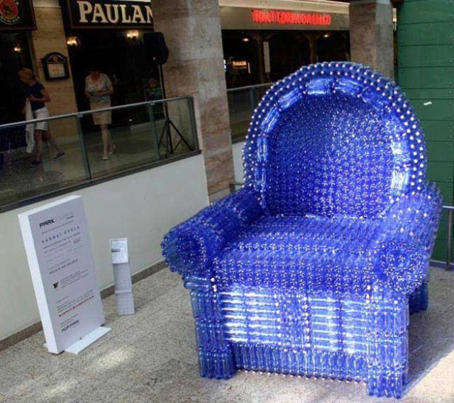 Chiếc ghế “sofa” được chế từ chai nhựa