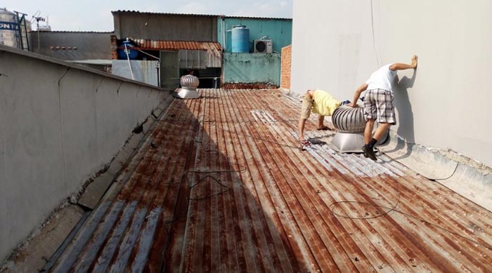 Đối với dạng mái tôn đã cũ, đã qua sử dụng và có dấu hiệu gỉ sét Đối với dạng mái tôn đã cũ, đã qua sử dụng và có dấu hiệu gỉ sét
