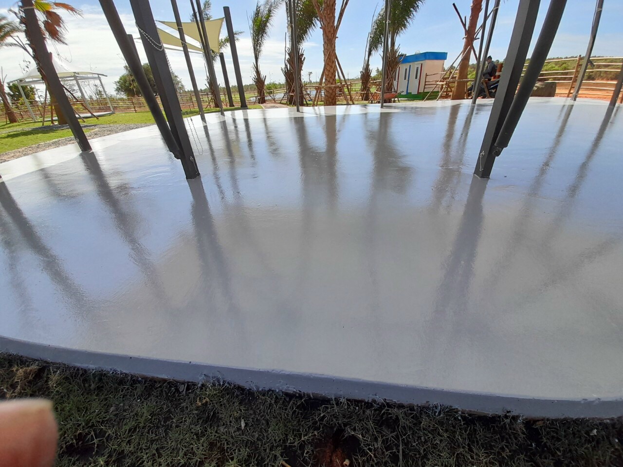 Thi công sơn nền Epoxy giúp tăng cường độ cứng và độ bền cho mặt sàn