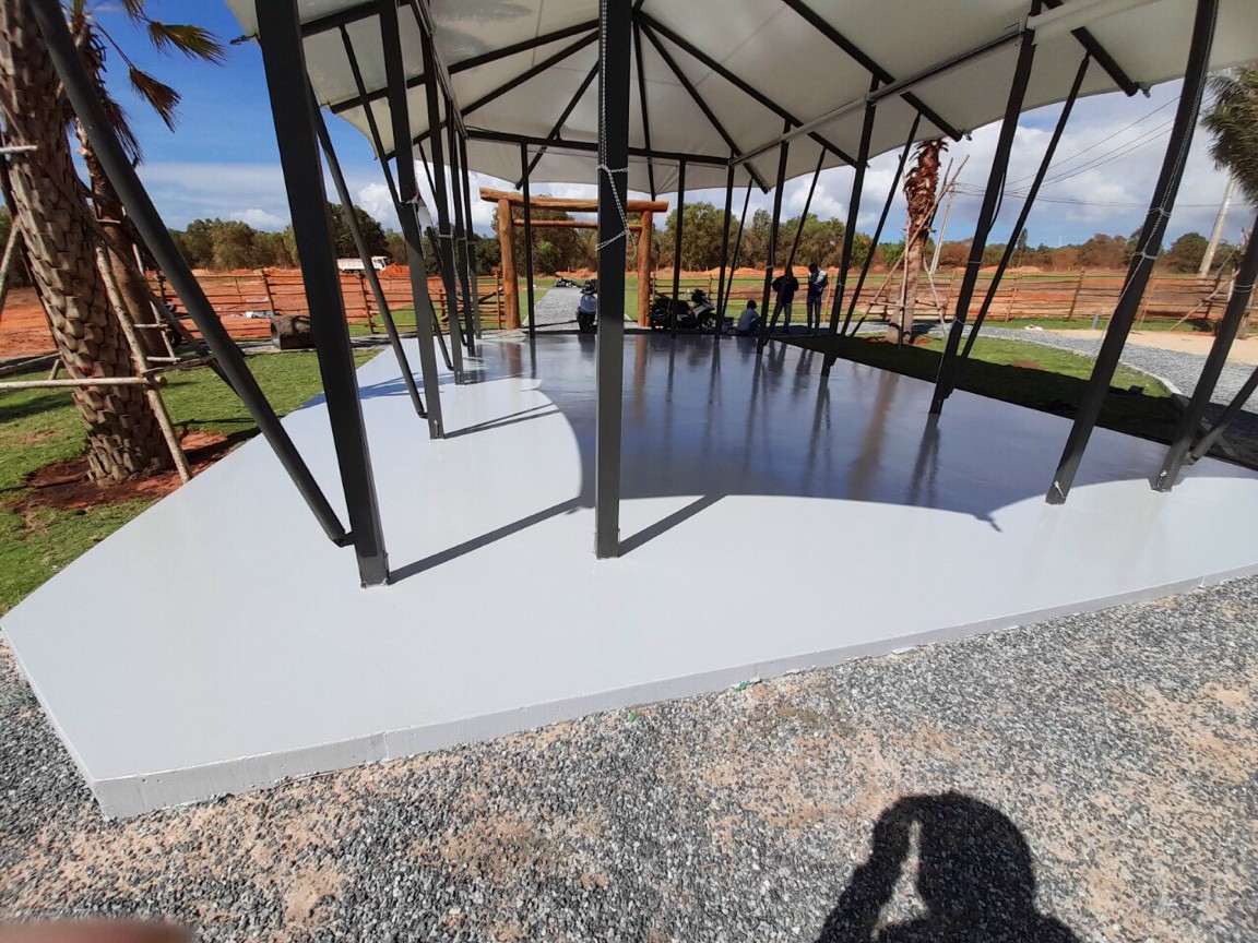 Sơn Epoxy có độ cứng chắc cao giúp gia cường độ bền cho mặt sàn
