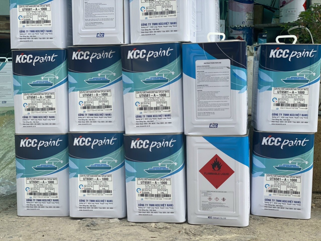 Sơn Epoxy là loại nước sơn công nghiệp có độ cứng và độ bền cao