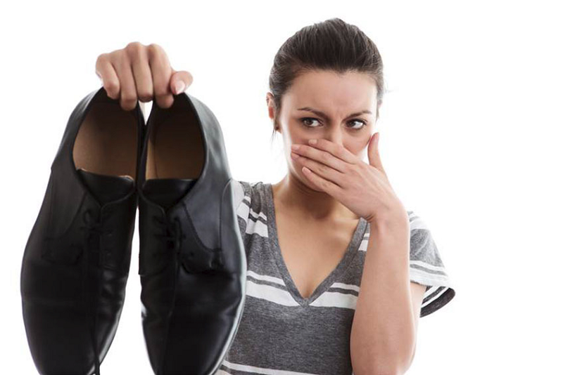 Cách khử mùi hôi trong giày thể thao hiệu quả